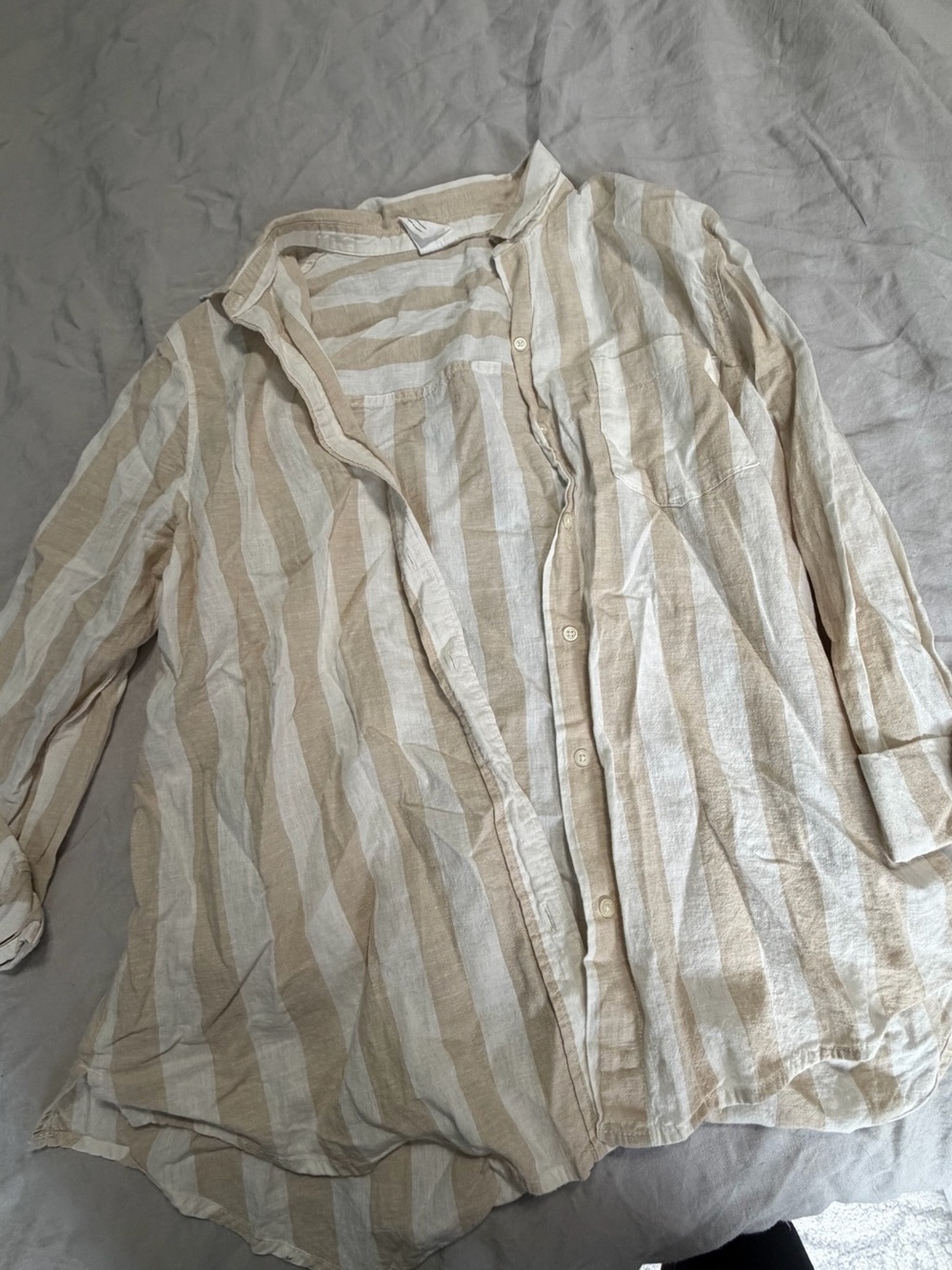 GAP Striped Beige and White Lightweight Button-Up Shirt